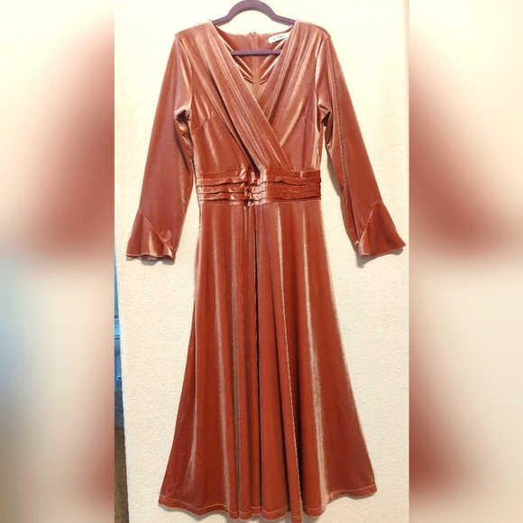 migeer Dresses & Skirts - Rosegold, velvety event dress. Migeer brand.  Label XXL fits 14/16 with pockets